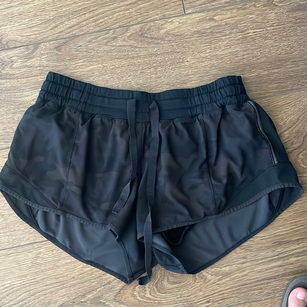 Lululemon black camo hottie hot short; 2.5 inch; size 6